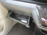 大容量のグローブボックスです。車検証などが収納できます。