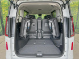 後席を格納すると、これだけの広さが!シーンに合わせたシートアレンジで、大きな荷物も積むことが出来ます♪