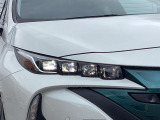 【LEDヘッドライト】悪天候や夜間走行時も良好な視界を確保し安心して運転できる高輝度LEDヘッドライトを装備!点灯速度が早く、消費電力も抑えられています。