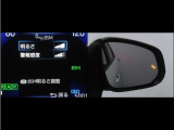 隣車線を走る車両をレーダーで検知し、ドアミラーでは確認しにくい後側方エリアに存在する車両に加え、急接近してくる車両も検知します。車両を検知するとドアミラーに搭載されたLEDインジケーターが点灯します。