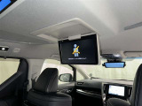 後部座席の天井には後部モニターを装備★後部座席に座りながらTVやDVDの視聴が出来るので長時間のドライブが楽しくなります♪