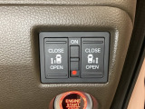 リアドアは乗り降りに便利な両側電動スライドドアです。また運転席に座っていながらスイッチ操作で自在にスライドドアを開け閉めできます。