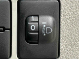 対向車や先行車への配慮が可能。積載物の状況に応じてヘッドライトの照射角度を手動調整できるスイッチ。