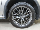 タイヤサイズは235/55R20になります。