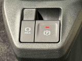 指先だけで簡単に操作が可能な電動パーキングブレーキを採用。「HOLD」スイッチを押すと、渋滞や信号待ちなどでブレーキペダルから足を離しても、ブレーキを保持するので安心です