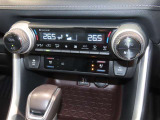左右独立温度コントロールフルオートエアコンです。運転席、助手席それぞれで独立して温度設定ができます。冷え性の方が乗っても安心ですね♪