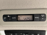 【リアオートエアコン】広い後部座席には必須の機能!風量や温度を自動で調整し前席と同様な車内環境にしてくれるリアオートエアコンを装備。夏の暑さも冬の寒さもストレスなく快適にお過ごしいただけます♪