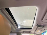 【サンルーフ】開放感たっぷりの希少装備、サンルーフが装着されています!車内に明かりを取り入れたり景色を楽しむ以外にも、車内の空気も簡単に換気できて快適です!