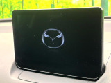 【8インチマツダコネクト】車内の雰囲気にマッチした大型のディスプレイ。スマホ接続でのナビ使用やBluetooth再生等、様々な機能が楽しめます。直感的なダイヤル操作が可能で、使い勝手も良好です。