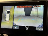パノラミックビューモニターを装備。駐車場や交差点でクルマを真上から見るように周囲を確認できます。機能の詳細は販売店スタッフまでおたずねください。