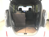 シートを倒せばラゲッジスペースも広々。BBQやゴルフなど様々な用途で活躍します。アクティブに動かれるお客様には強い味方です!