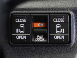 両側パワースライドドア付きだから、狭い駐車スペース等での乗り降り楽々!小さなお子様のいるご家庭には嬉しい装備。