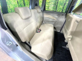 後部座席も気になるようなキズ・汚れやへたり等、大きなダメージはなく、良好な状態です。