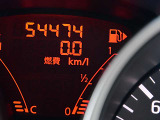 メーター内には瞬間燃費や平均燃費の表示機能も有りエコ運転に役立ちます。