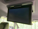 【フリップダウンモニター】大画面モニターで後席でもエンタメをお楽しみいただけます。小さなお子様にも大人気の装備です♪