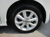 日産純正のアルミホイールが装着されてます。ボディデザインとマッチしておりカッコイイですね。