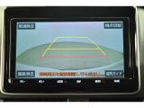 バックガイドモニター(バックモニター)付き。車両後方の映像をナビ画面に表示し、駐車などの後退操作をサポートします。
