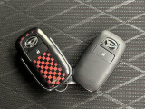 スマートキーを装備しています☆カギをカバンやポケットに入れて頂いた状態でドアロックの開閉やエンジンスタートをして頂けますよ!とても便利な装備です!