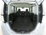 大きな開口幅で荷物を出し入れしやすいのが魅力のラゲージスペースです!リヤシートのシートバックの工夫で、更に積載容量が広くなり、よりたくさんの荷物の収納・長尺の荷物の収納が可能になります♪
