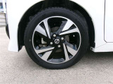 15インチ純正アルミホイール。路面に近いホイール部分は特に目立ちますし、車のイメージも大きく変わりますよ!