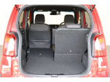 簡単に収納できる後部座席!大空間が出現します!シートアレンジが多彩な点も特徴です!レジャー用品も積み込めます!