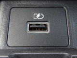 Type AのUSB電源ソケットが装着されております。移動中にスマホやタブレットの充電に便利です☆