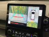 【パノラミックビューモニター】専用のカメラにより、上から見下ろしたような視点で360度クルマの周囲を確認することができます☆死角部分も確認しやすく、狭い場所での切り返しや駐車もスムーズに行えます。