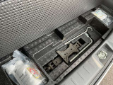 ラゲッジスペース下には車載工具を収納。