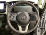 ハンドルにHondaセンシング系のクルーズコントロールやレーンキープアシストなどのスイッチと、オーディオの操作スイッチが装備されています。ハンドルから手を離さず安全に操作できます。