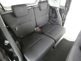 後部座席も当然、綺麗・清潔に仕上げております。内装の綺麗なお車は気持ちが良いですね。