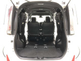 サードシートを跳ね上げれば、セカンドシートに人が乗っていてもたくさん荷物が積み込めます!セカンドシートを前にスライドさせれば後列すべてを荷室として使用可能で長尺の荷物も積載できます!