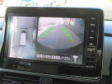 自車を真上から見下ろすように映し出すので周囲の状況が分かるアラウンドビューモニター搭載。フロントカメラとしても使用できます。車庫入れなど苦手な人の頼りになる助っ人です。