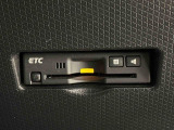 ETCカードを挿入することで高速道路を利用する際の支払いがキャッシュレスになったり、ETCスマートインターチェンジが利用できたり、とても便利なアイテムです!保証は修理保証のみとなります。