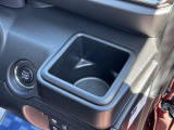 運転席ハンドルの右側にもドリンクホルダーがございます!お飲み物だけではなく、携帯電話なども置けますね♪