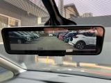 インテリジェントルームミラーは、大きな荷物や後席に背の高い人が乗車した時などでも関係なく後方の確認が出来て安心ですまた、夜間の後続車のライトも眩しさが軽減されます。