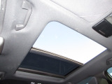 サンルーフ付きです。昼は気持ちよい風を取り入れたり、シェードを開けておくことにより車内が明るくなります。夜はシートを倒せば流れ星が流れたり星がたくさん見えるかも・・わくわくする装備ですね!
