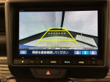 リバースギアに入れるだけで後方の表示へ切り替わります。夜間や雨の日の駐車も楽になりますよ。