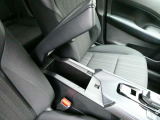 アームレストが付いていると運転する際も楽ですよ♪小物入れも付いてます★付いていると嬉しい機能の1つです☆