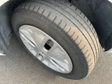 純正ホイールキャップとスチールホイールを装着しています。