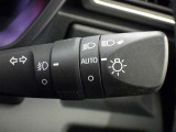 【オートライト】車外の明るさに応じて、自動的にライトの点灯・消灯をしてくれます。