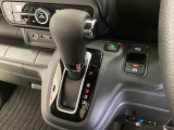 CVT車のセレクトレバーです。低速から高速まで、変速ショックのないスムーズな走りを実現するとともに、エンジン効率のよい領域を維持することで燃費にも貢献します。