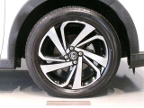 純正のアルミホイール装着車です。タイヤサイズは195/60R17です。