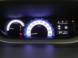 各操作スイッチは使いやすい位置に配置され、とっても見やすいメーターです。夜間時はラグジュアリーな気分にさせてくれる照明が魅力ですので、夜のドライブも楽しみになりますよ♪