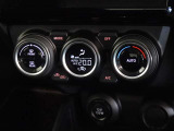 車内を快適に、オートエアコンを装備しています。