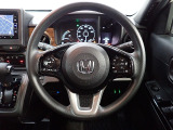 ハンドル左側にはオーディオ操作が出来るオーディオリモートコントロールスイッチ、右側にはHonda SENSINGとオートクルーズコントロールのスイッチを装備!