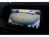 【バックカメラ】後方の映像がリアルタイムで確認できるため、初心者の方や運転に自信のない方でも安心して車庫入れができます!狭い駐車場はもちろん、雨の日や夜間でもストレスなく駐車することができます。