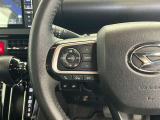 運転中、オーディオの操作をしてて、ハッとしたことはありませんか?ステアリングスイッチは、運転中でもハンドルでオーディオの操作が可能です。安全なドライブをサポートします。