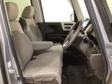 女性でも運転がしやすいように、シートの高さ調整機能(シートリフター)がついています。運転席と助手席の間が空いている為、助手席側への移動がスムーズです。交通量の多い道でも助手席側から乗り降りができます。
