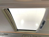 【ツインムーンルーフ】車内の解放感が一気に上がる大型のパノラマルーフ!季節を問わず開放的で快適なドライブをお楽しみいただけます。流通量も少なく希少価値の高い人気の装備です♪