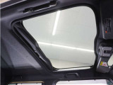◆ガラスルーフ装備車◆開放感あふれるガラスルーフを装備!車内空間を明るく照らすことでドライブ体験に変化を。